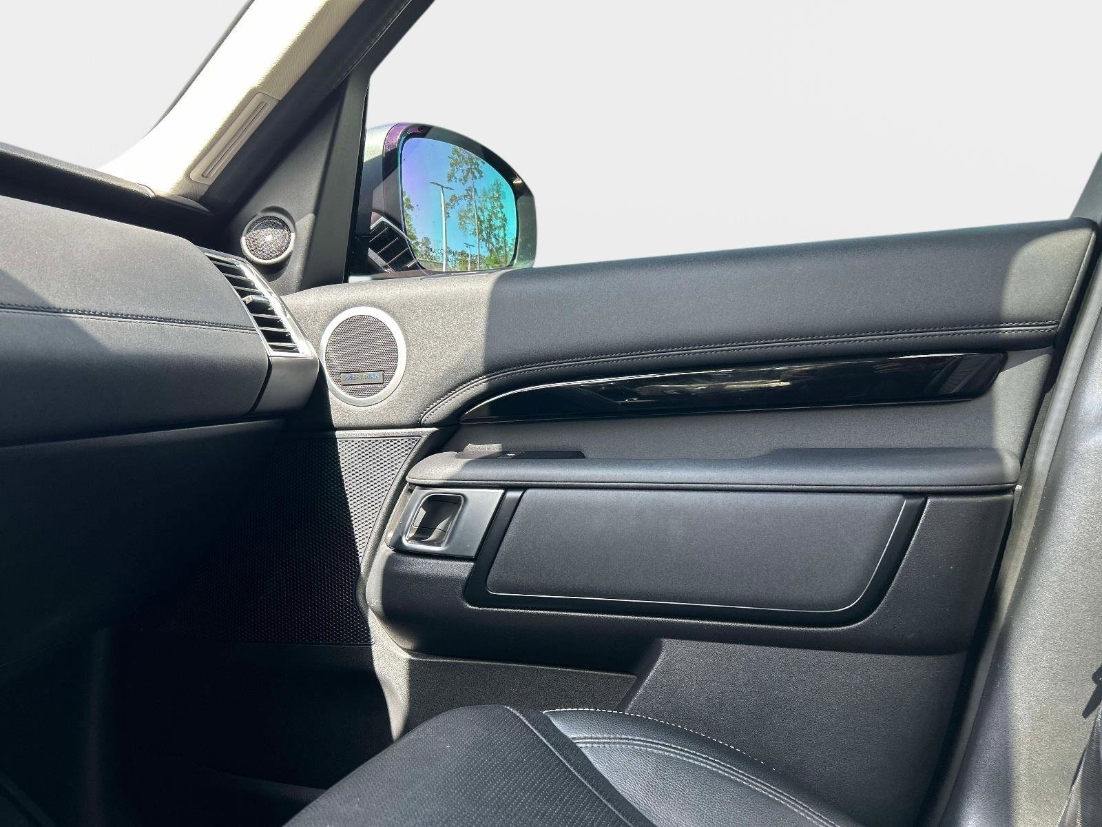 Used 2023 Land Rover Discovery S image 18