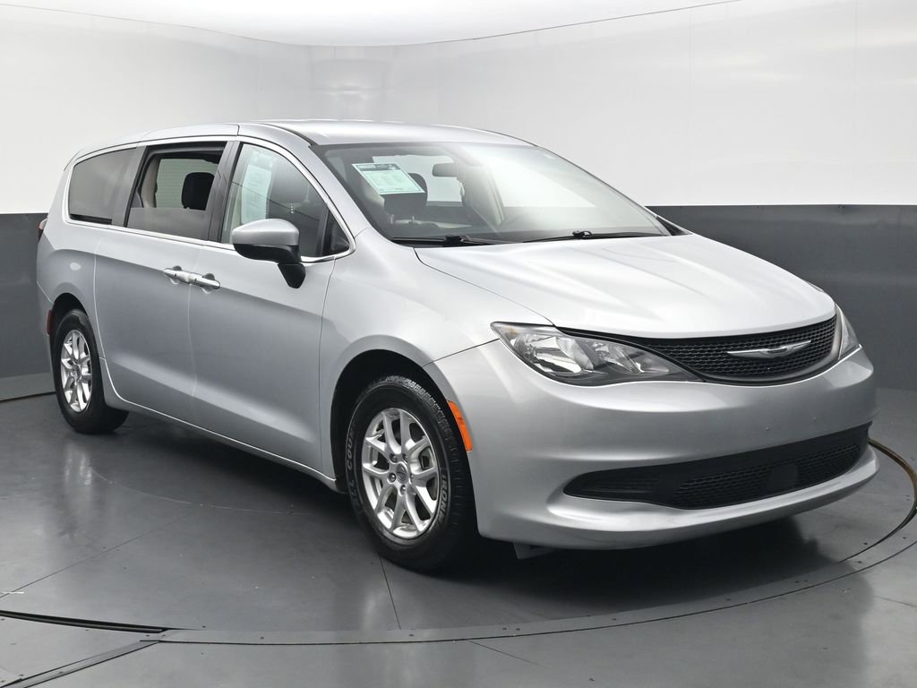 Used 2022 Chrysler Voyager LX FWD image 3