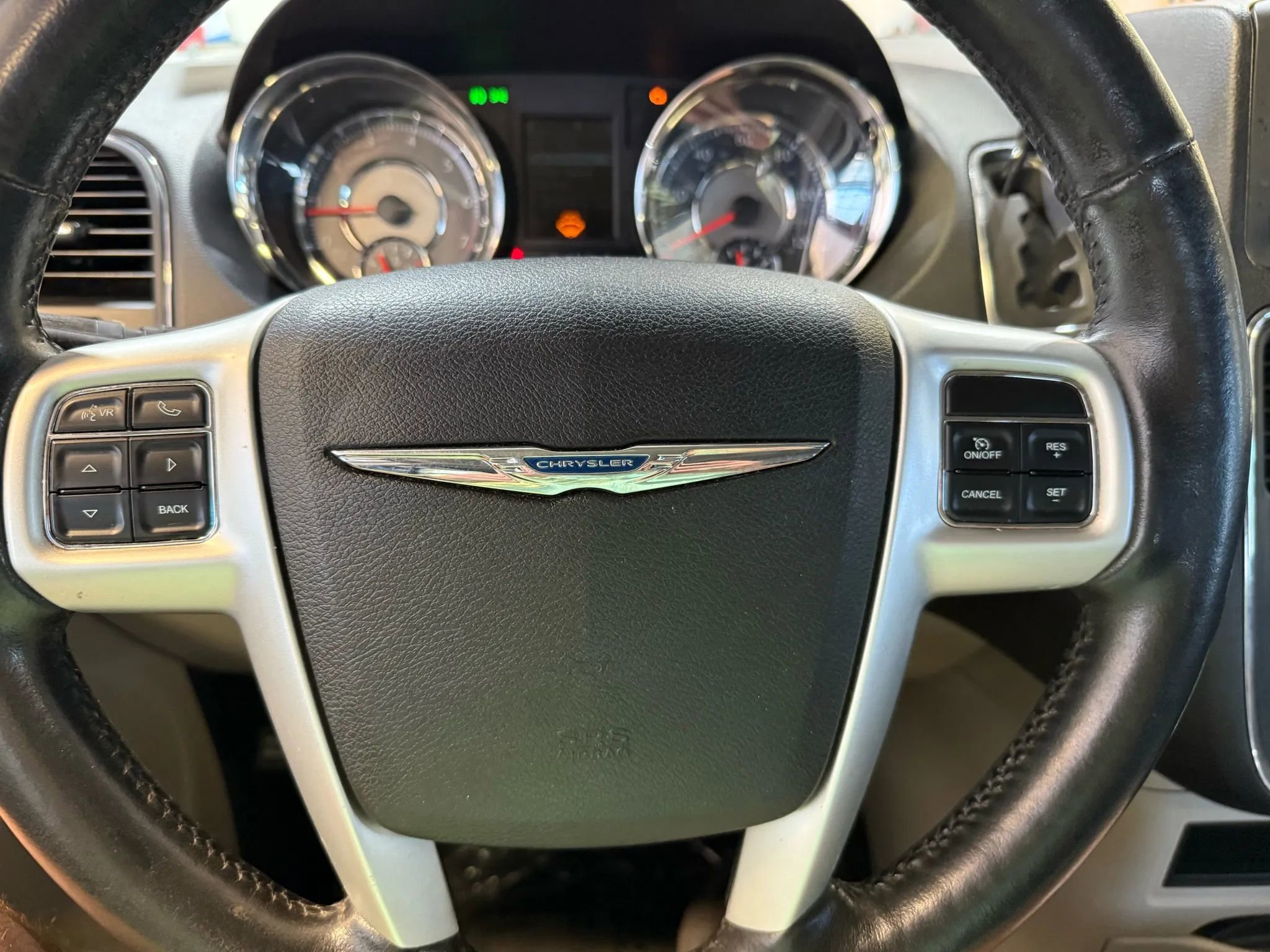 Used 2014 Chrysler Town & Country Touring-L w/ Driver Convenience Group image 12