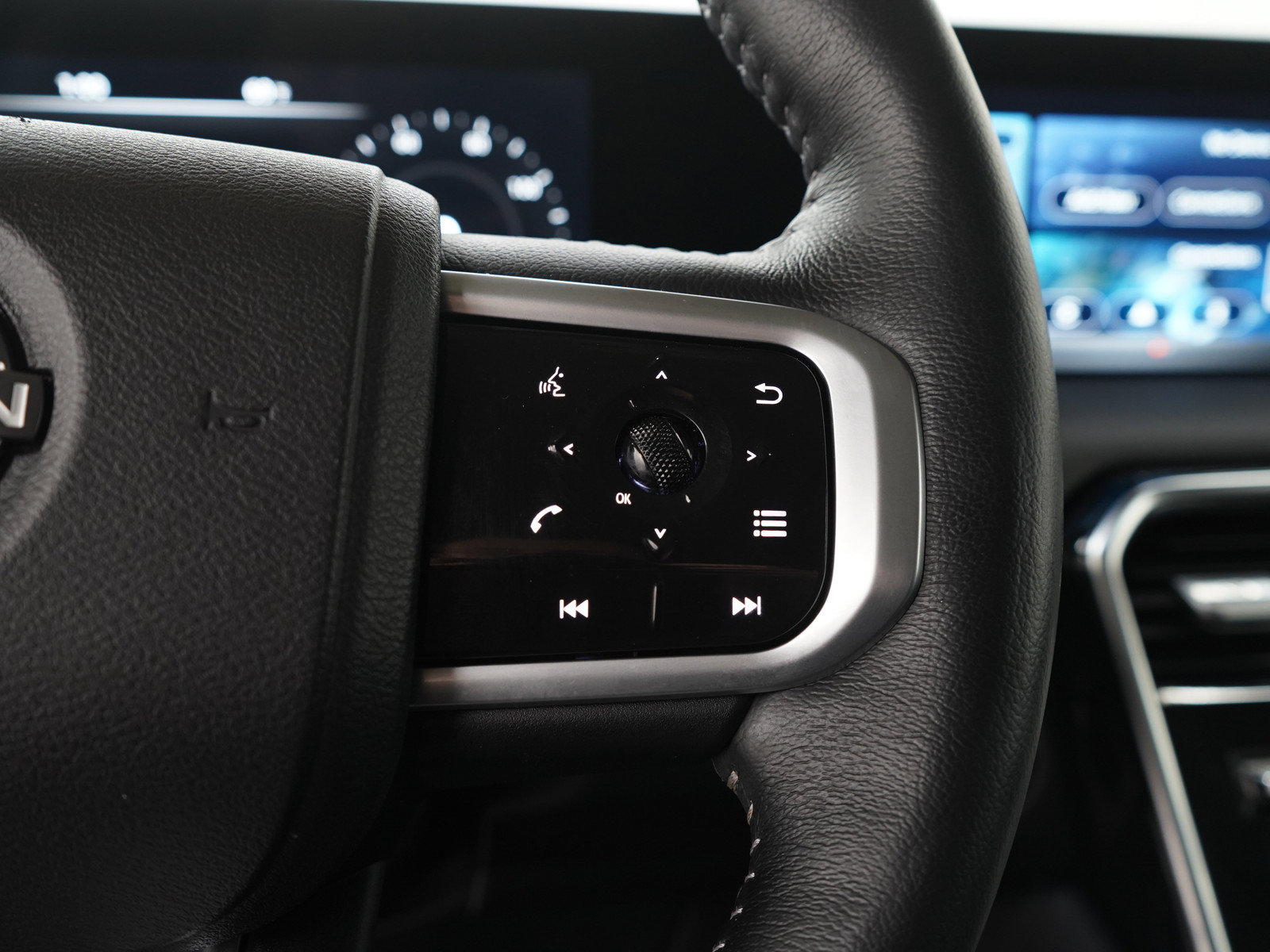 Used 2025 Nissan Armada SV AWD/4WD image 27