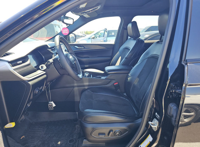 Used 2023 Jeep Grand Cherokee Altitude AWD/4WD image 5