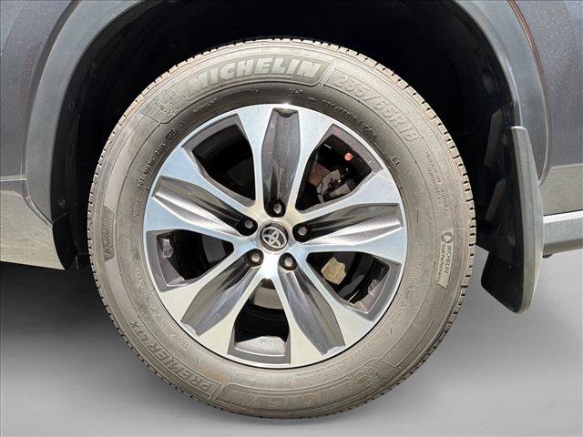 Used 2023 Toyota Highlander XLE FWD image 9