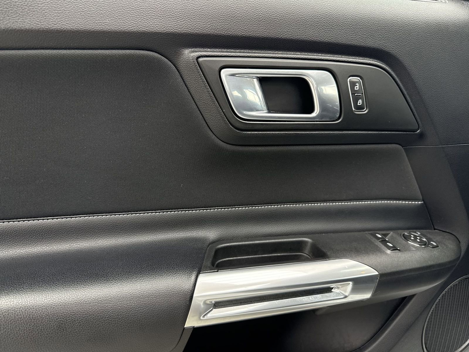 Used 2018 Ford Mustang EcoBoost image 26