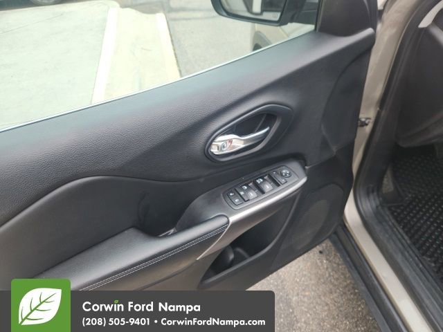 Used 2019 Jeep Cherokee Latitude w/ Cold Weather Group image 10