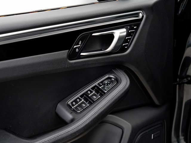 Certified 2025 Porsche Macan image 8