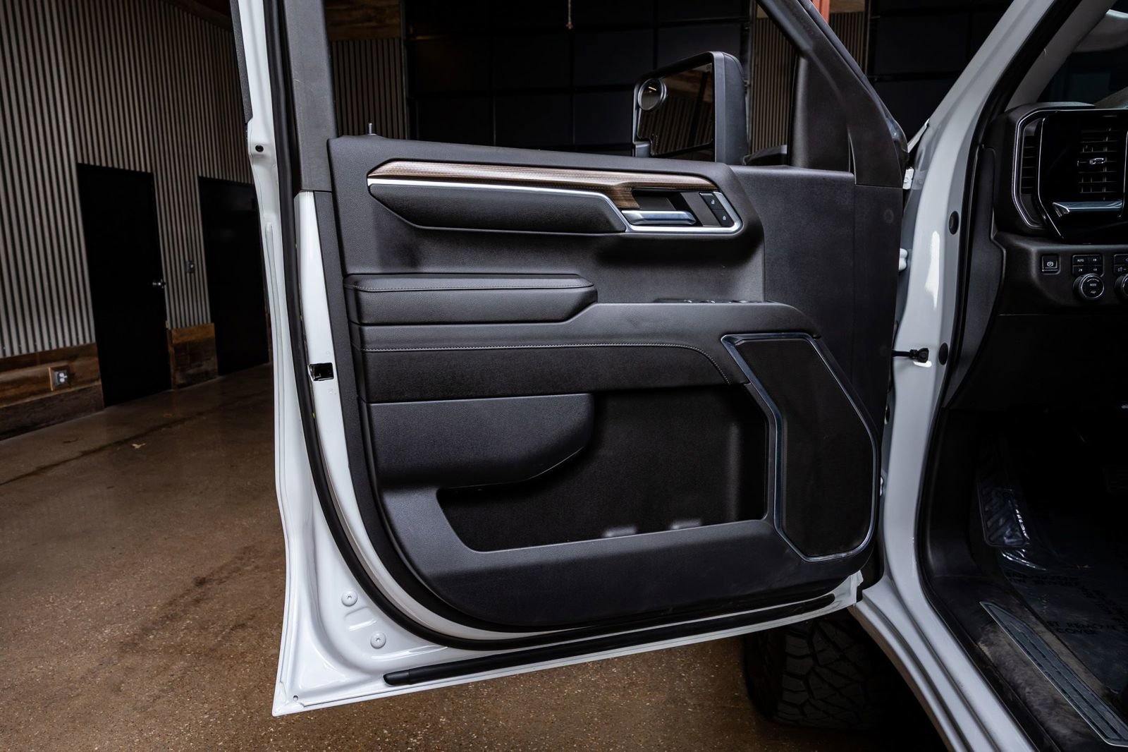 Used 2023 Chevrolet Silverado 1500 LT w/ Z71 Off-Road Package image 35