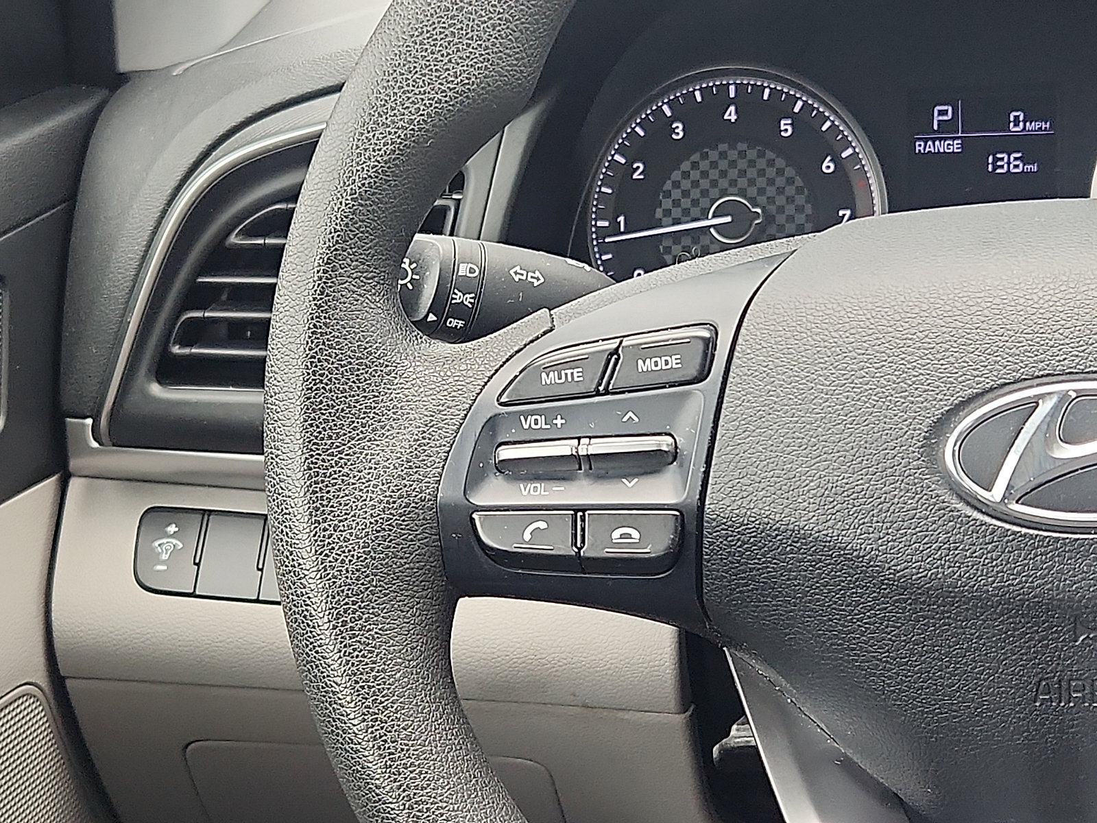 Used 2019 Hyundai Elantra SE FWD image 15