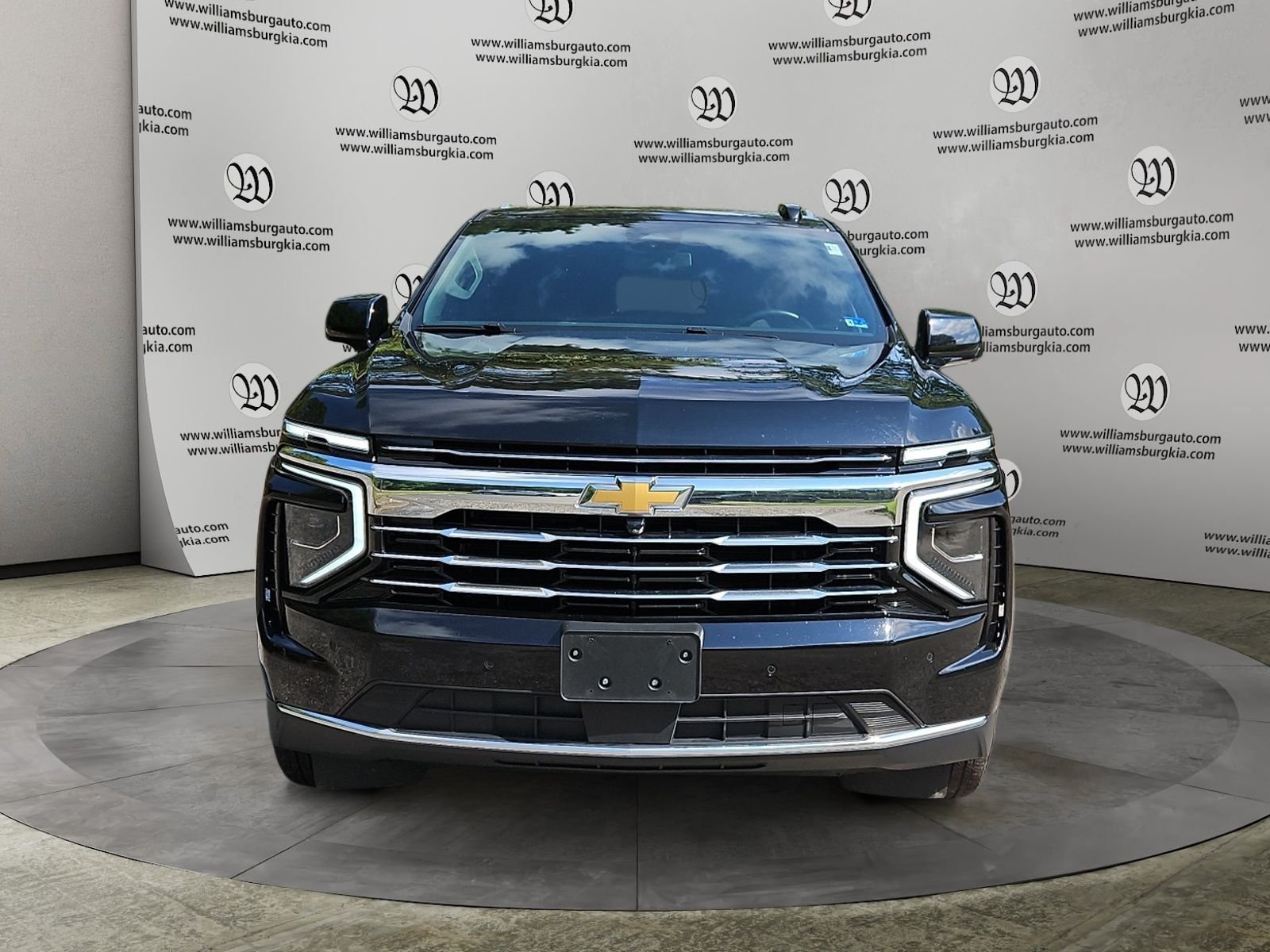 Used 2025 Chevrolet Suburban LT RWD image 8