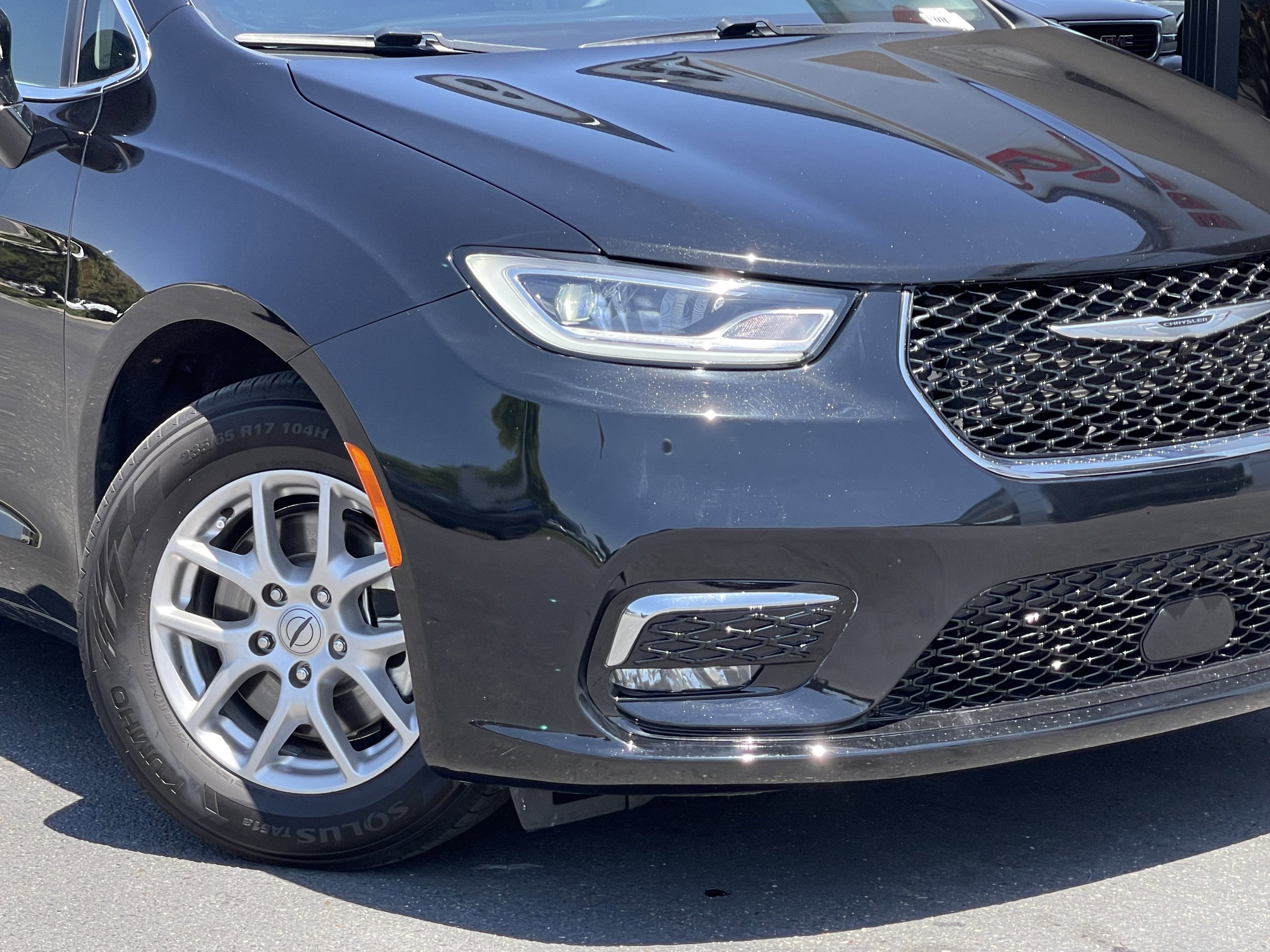 Used 2024 Chrysler Pacifica Touring-L FWD image 5
