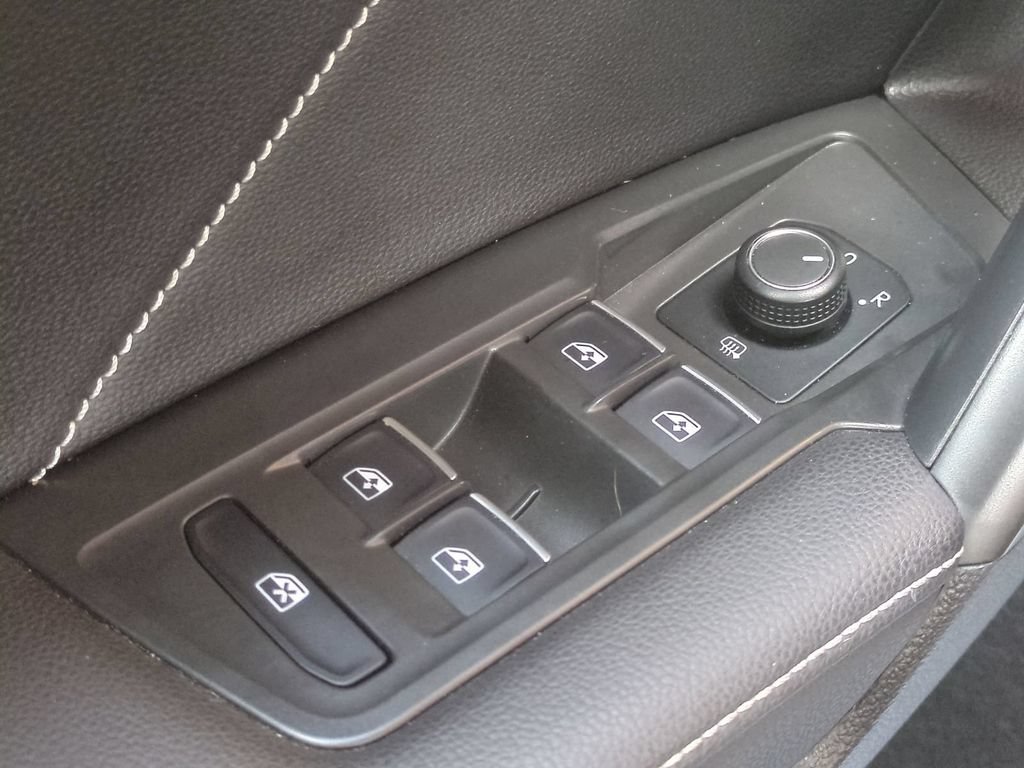 Used 2022 Volkswagen Tiguan SE w/ Panoramic Sunroof Package FWD image 34