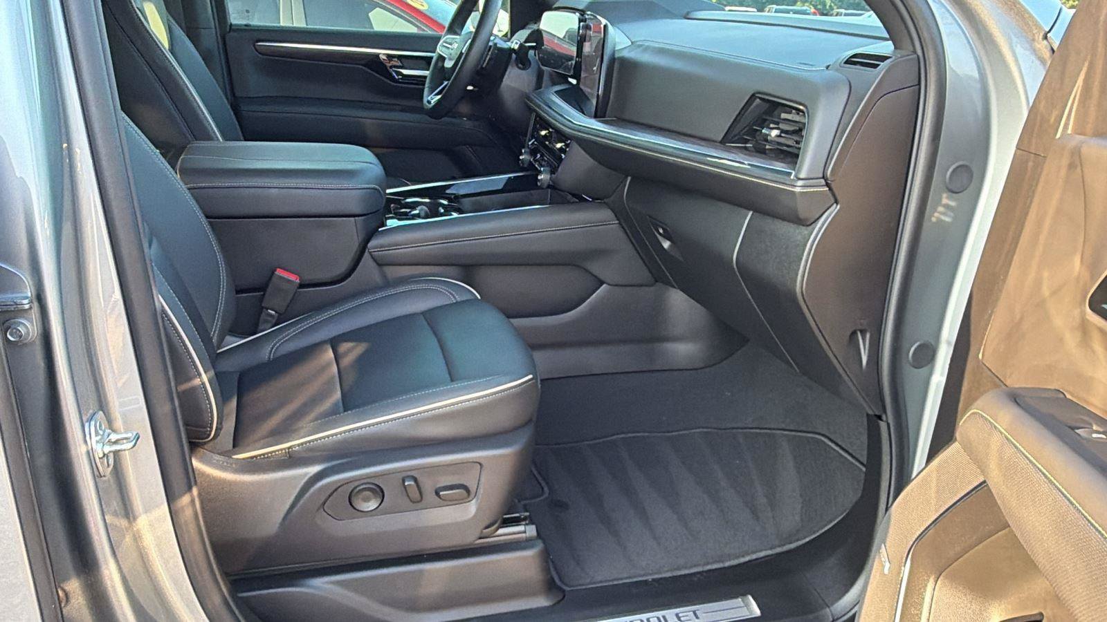 Used 2025 Chevrolet Suburban Premier AWD/4WD image 18