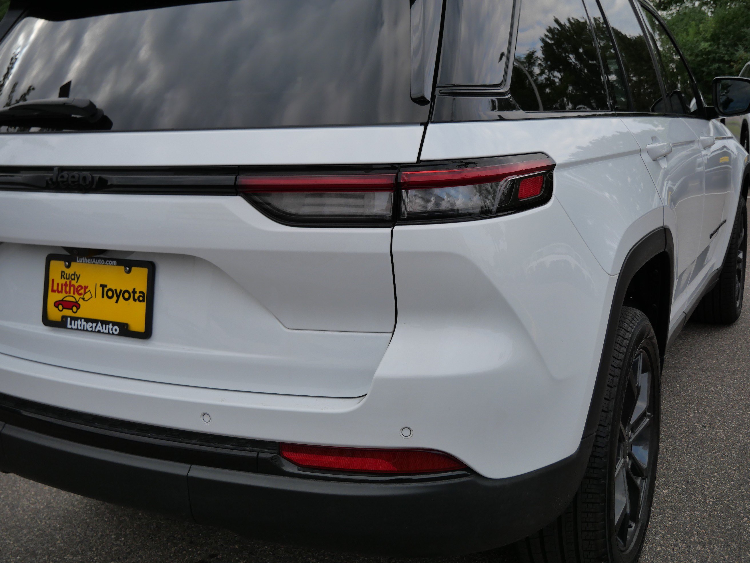 Used 2025 Jeep Grand Cherokee Limited AWD/4WD image 17