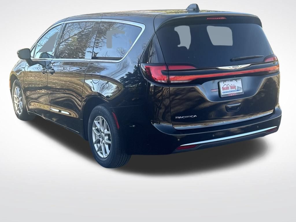 Used 2024 Chrysler Pacifica Touring-L FWD image 3