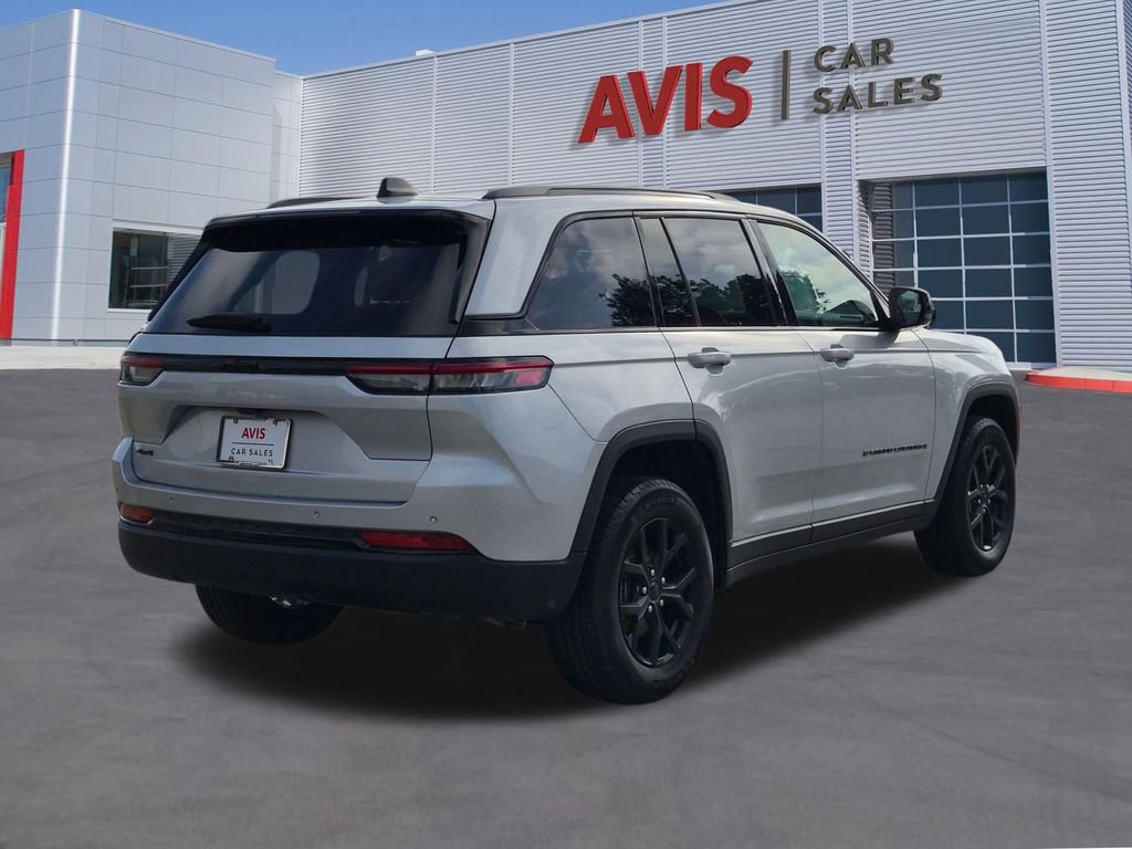 Used 2025 Jeep Grand Cherokee Altitude AWD/4WD image 6
