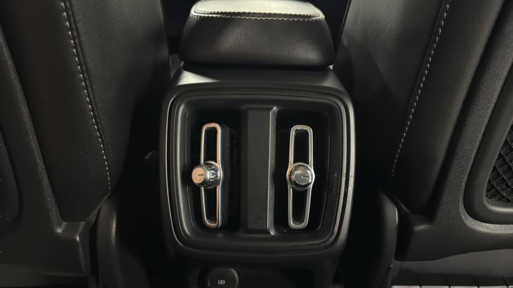 Used 2022 Volvo XC40 T5 Momentum image 27