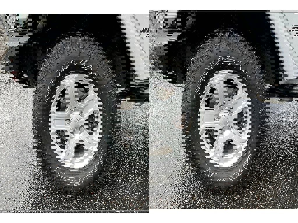 Used 2016 Jeep Wrangler Unlimited Sahara w/ Connectivity Group image 8