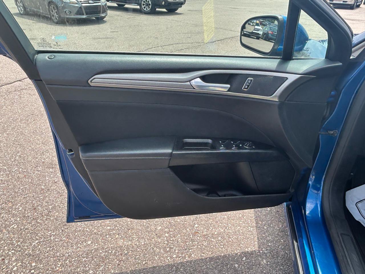 Used 2017 Ford Fusion SE w/ Fusion SE Technology Package FWD image 14
