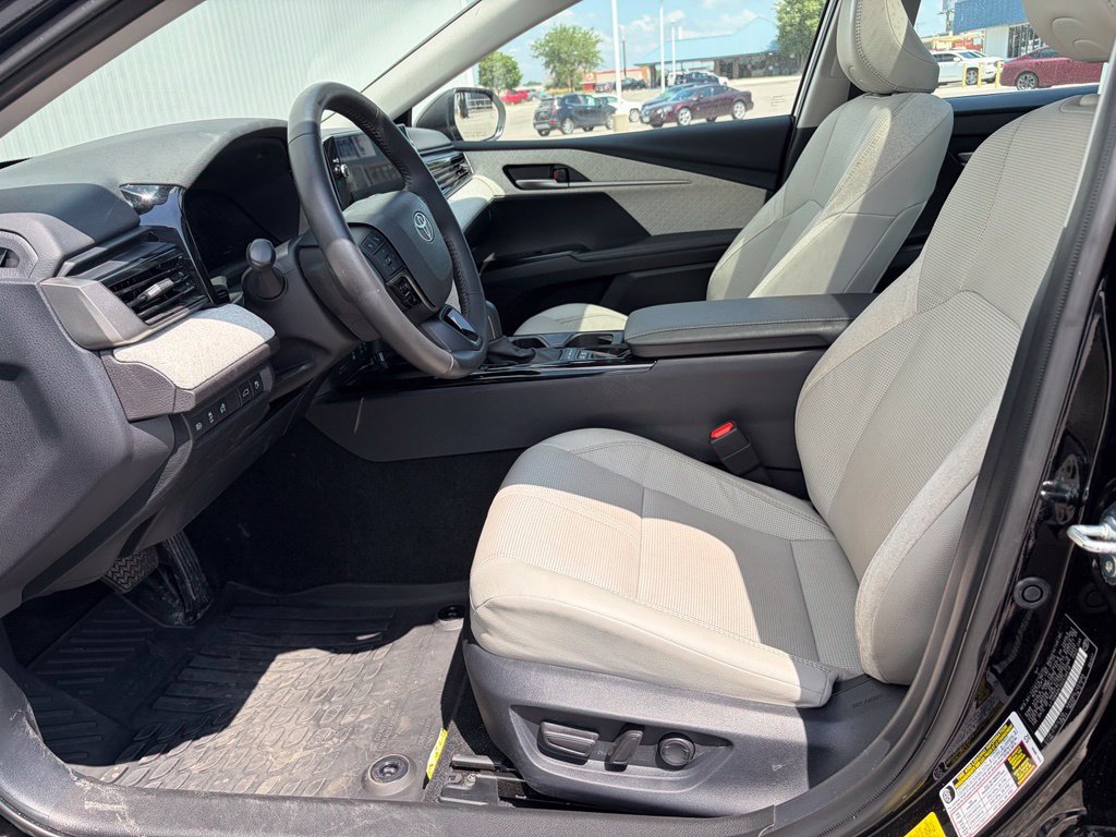 Used 2025 Toyota Camry XLE AWD/4WD image 14