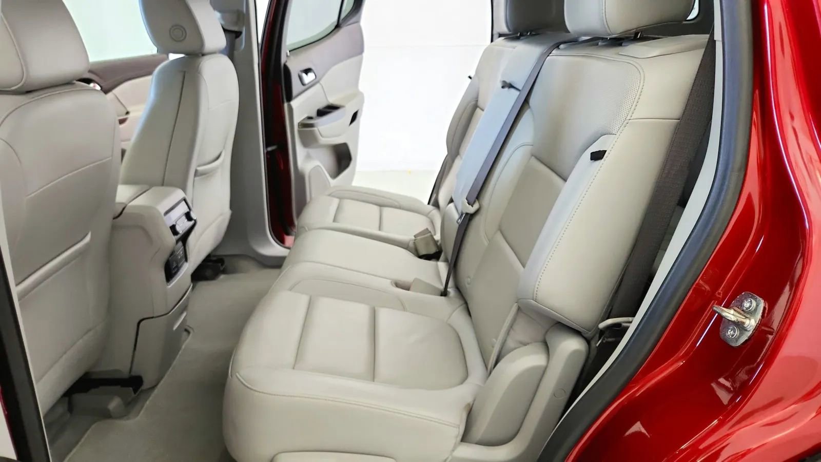 Used 2023 GMC Acadia SLT image 32