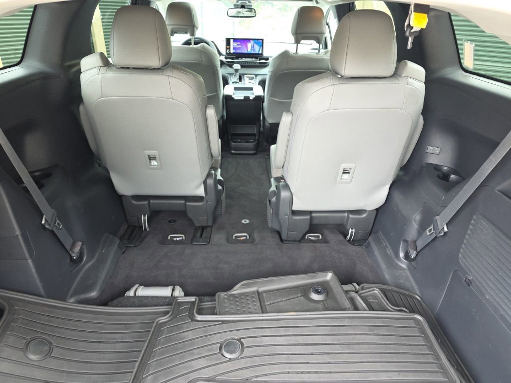 Used 2025 Toyota Sienna XLE AWD/4WD image 18