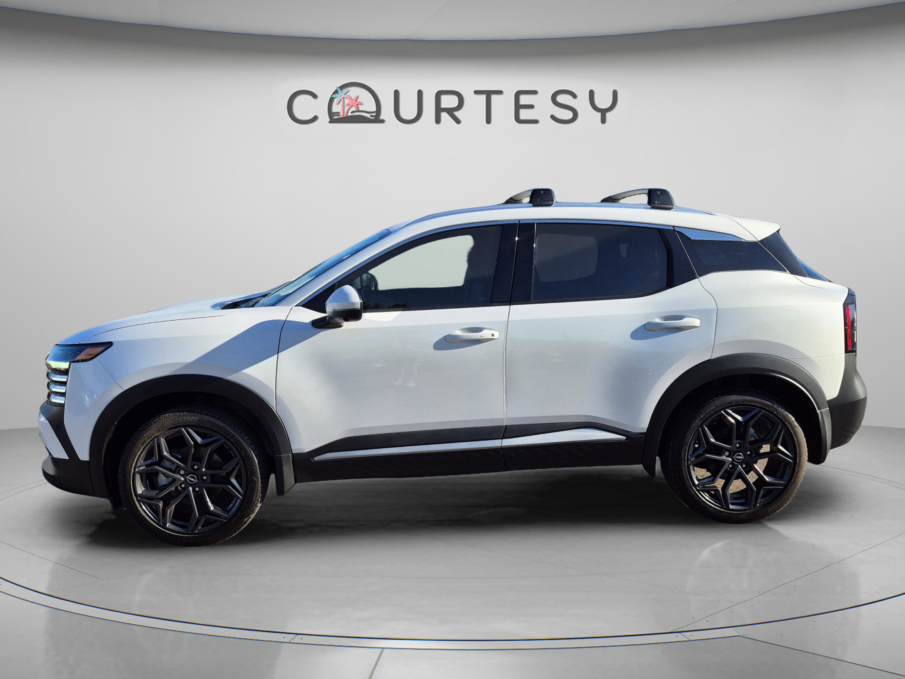 Certified 2025 Nissan Kicks SR FWD image 2