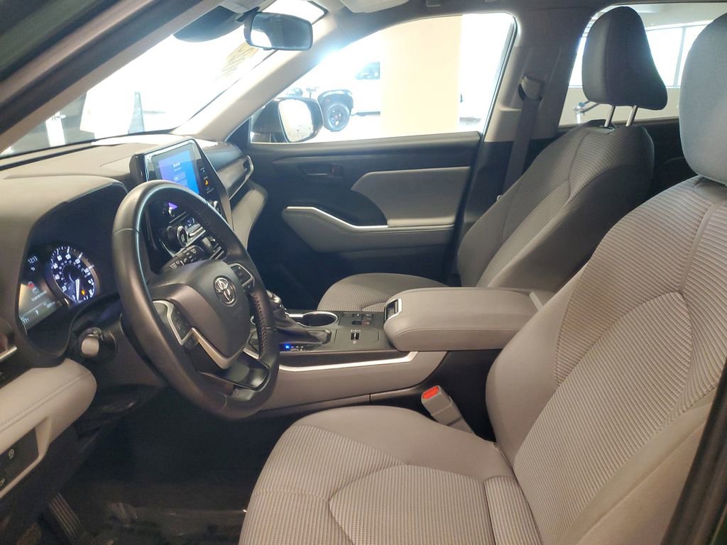 Used 2023 Toyota Highlander LE image 16