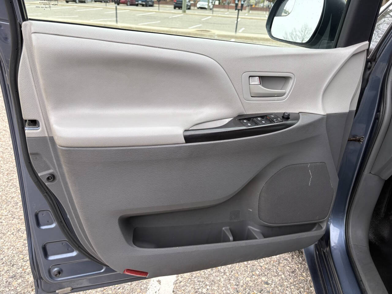 Used 2017 Toyota Sienna L FWD image 23