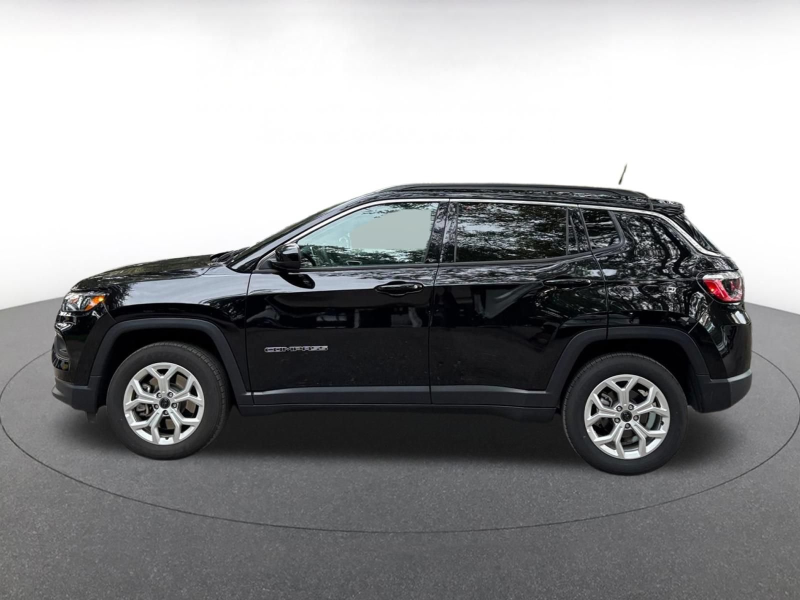 Used 2025 Jeep Compass Latitude AWD/4WD image 4