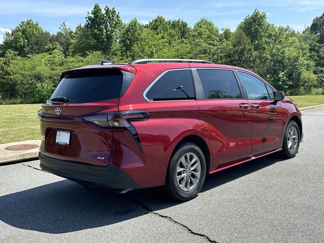 Used 2025 Toyota Sienna XLE FWD image 9