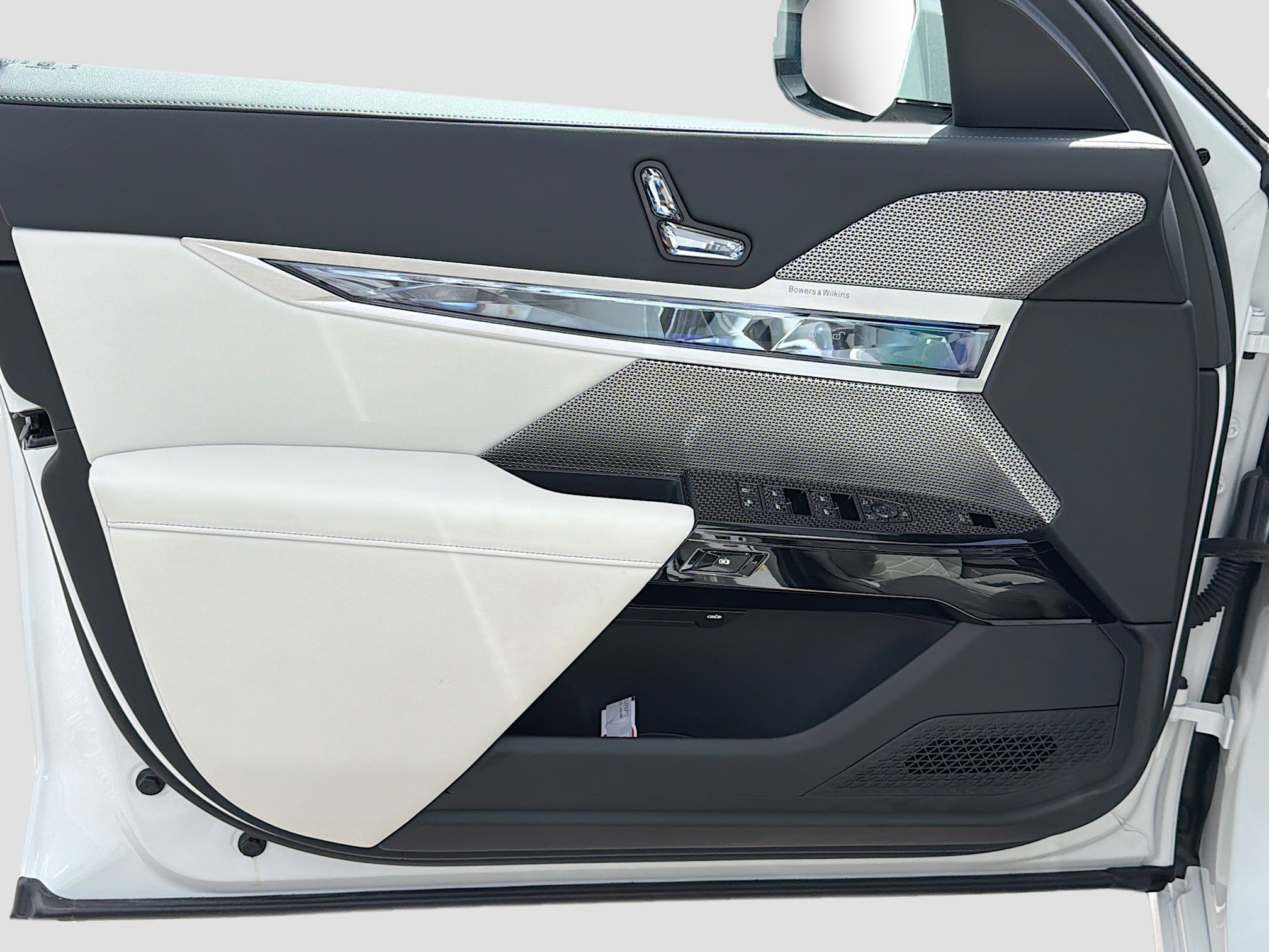 Used 2025 BMW 750e xDrive w/ Executive Package image 22