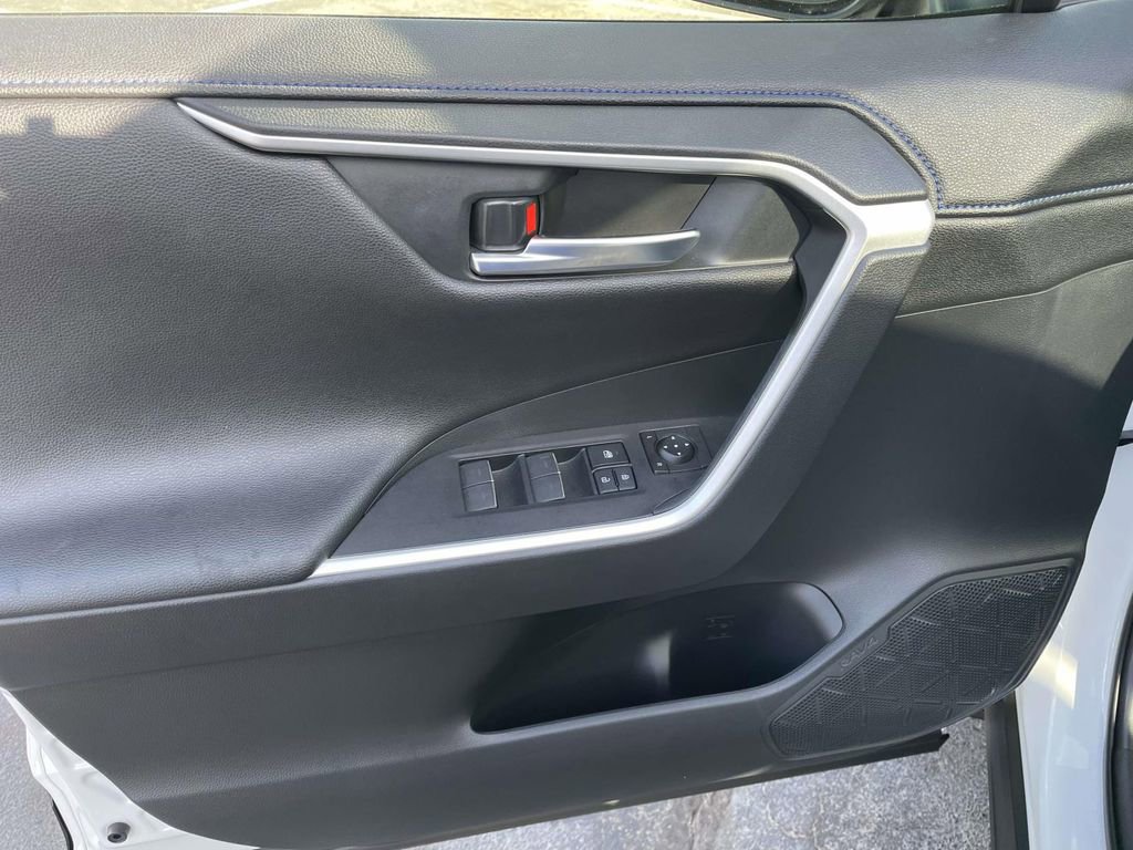 Used 2025 Toyota RAV4 XSE AWD/4WD image 25