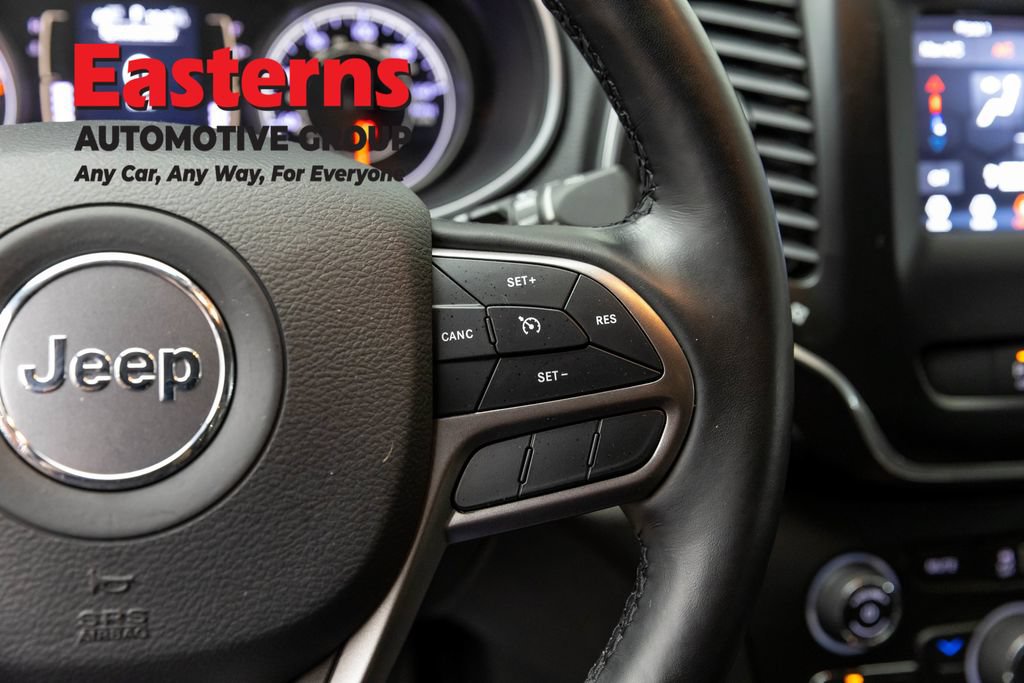 Used 2021 Jeep Cherokee Latitude Plus AWD/4WD image 17