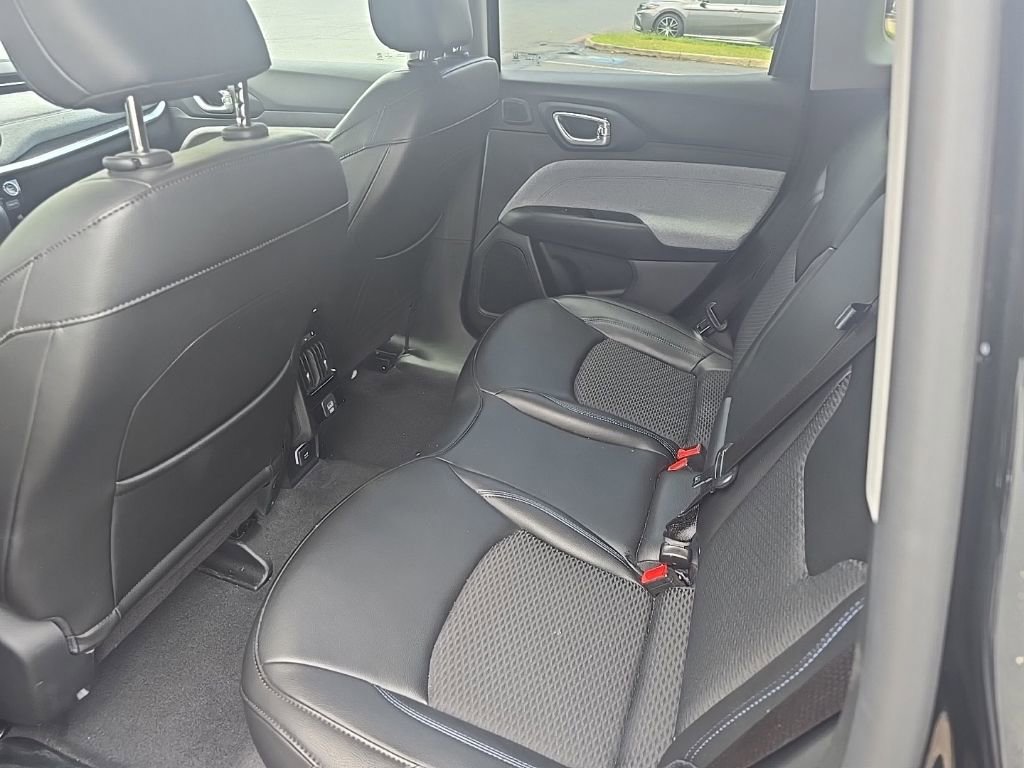 Used 2022 Jeep Compass Latitude w/ Sun and Sound Group AWD/4WD image 5