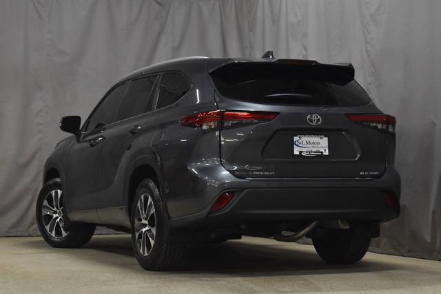 Used 2023 Toyota Highlander XLE image 2