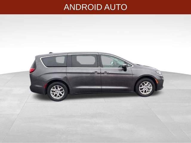 Used 2023 Chrysler Pacifica Touring-L image 8