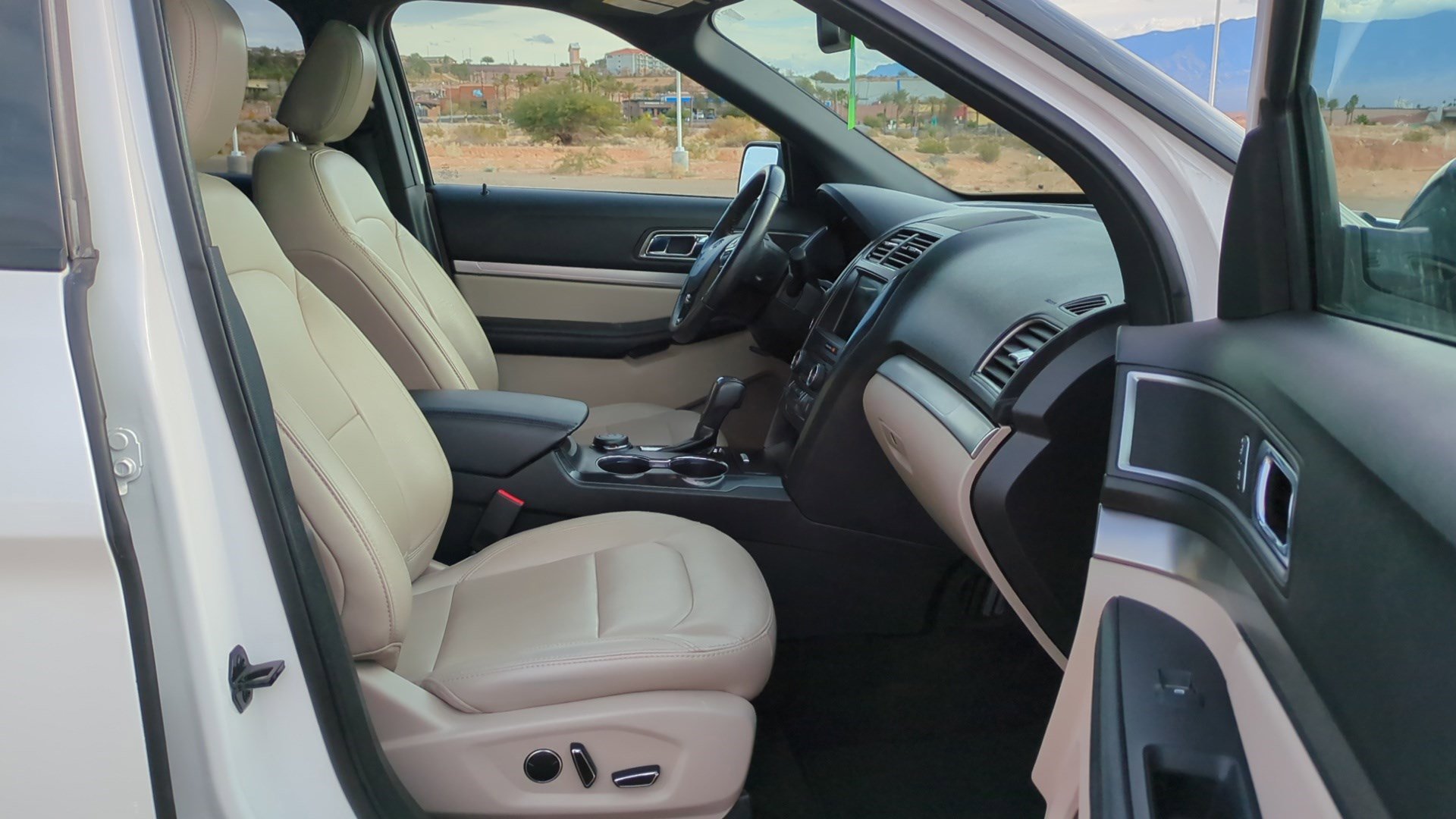 Used 2018 Ford Explorer XLT w/ Equipment Group 202A image 32