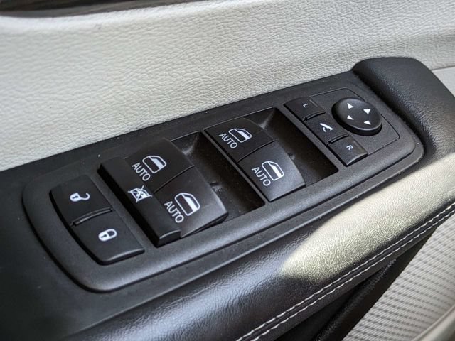 Used 2023 Chrysler Pacifica Limited FWD image 30