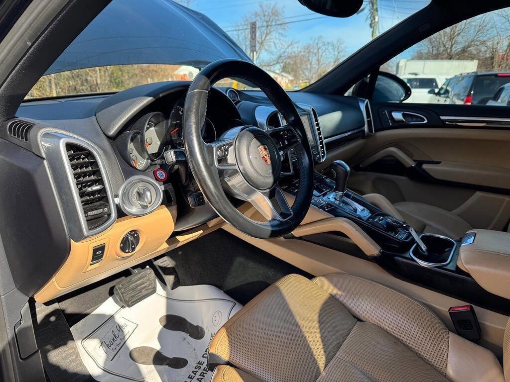 Used 2017 Porsche Cayenne Platinum Edition w/ Premium Package (PJV) AWD/4WD image 22