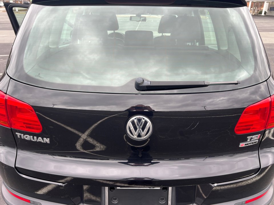 Used 2017 Volkswagen Tiguan S image 18