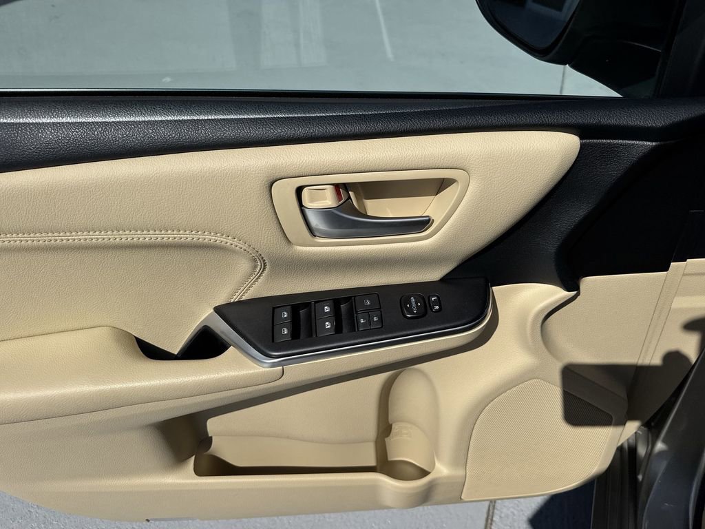 Used 2017 Toyota Camry FWD image 40