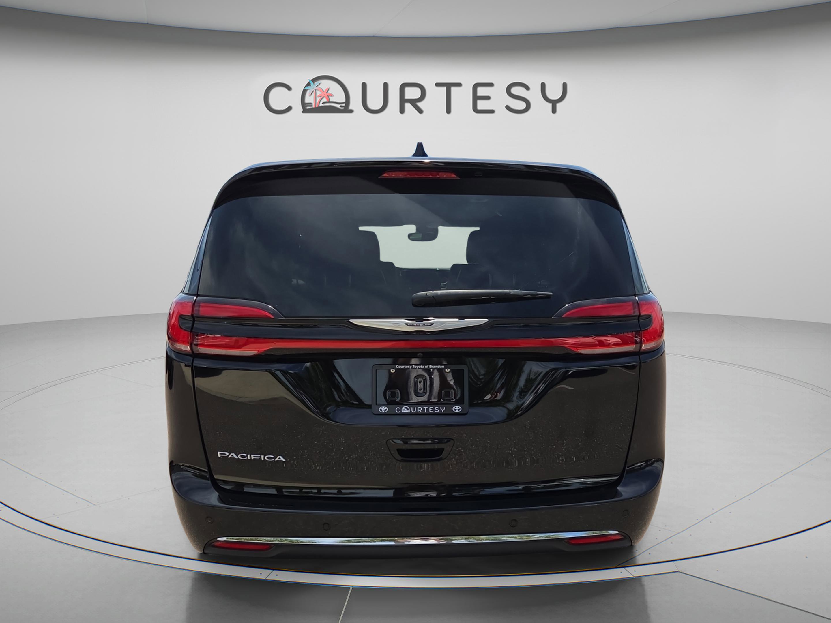Used 2024 Chrysler Pacifica Touring-L FWD image 4