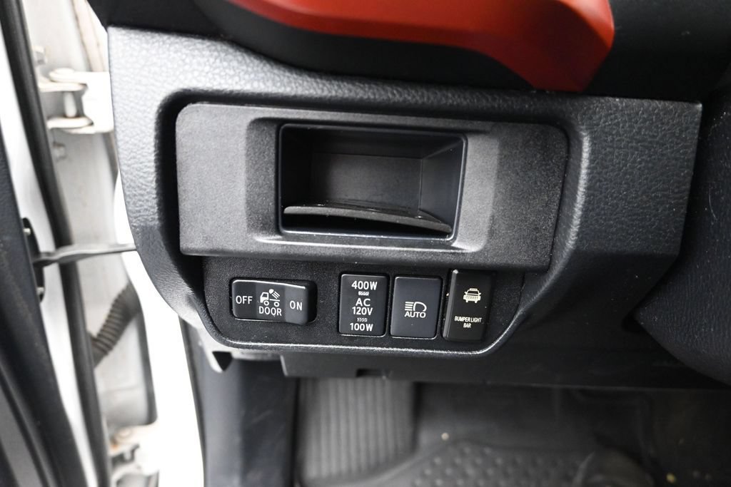 Used 2018 Toyota Tacoma TRD Off-Road w/ Technology Package AWD/4WD image 15