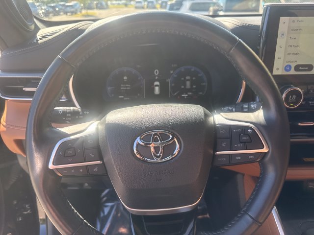 Used 2023 Toyota Highlander Platinum AWD/4WD image 12