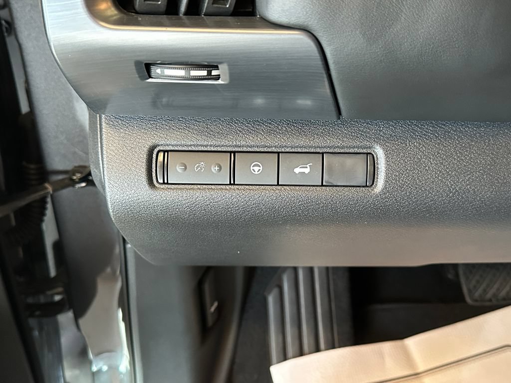 Used 2025 Nissan Pathfinder SL AWD/4WD image 18