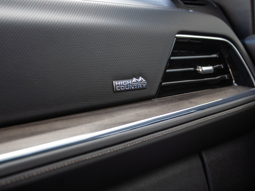 Used 2025 Chevrolet Suburban High Country image 23