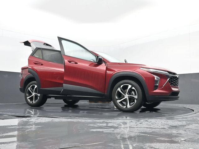 Used 2024 Chevrolet Trax RS w/ Sunroof Package FWD image 33