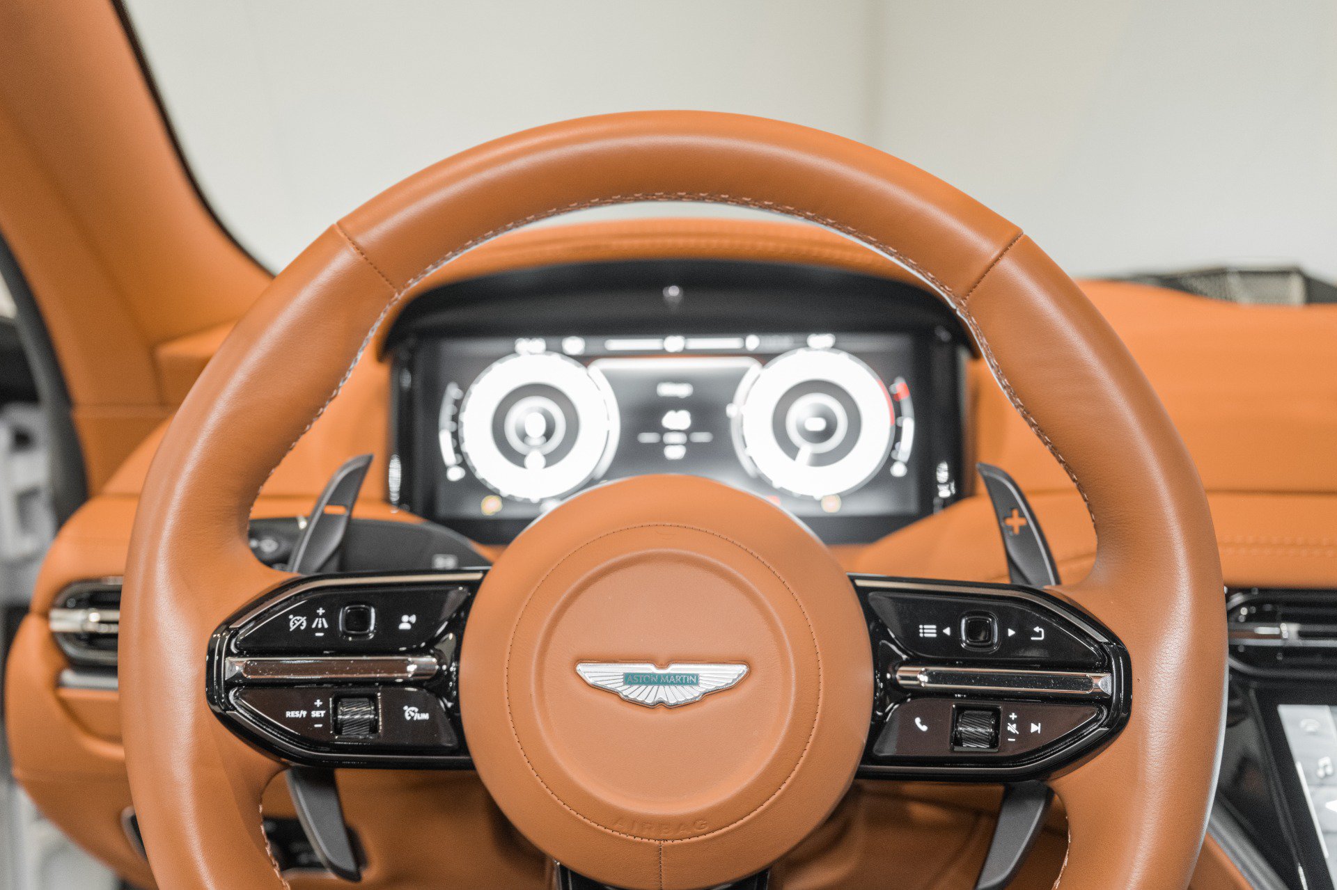 Used 2024 Aston Martin DB12 Coupe RWD image 11