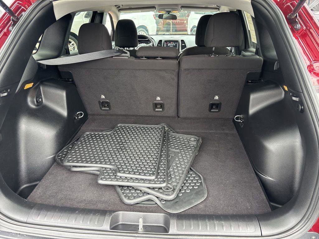 Used 2019 Jeep Cherokee Latitude w/ Cold Weather Group FWD image 12