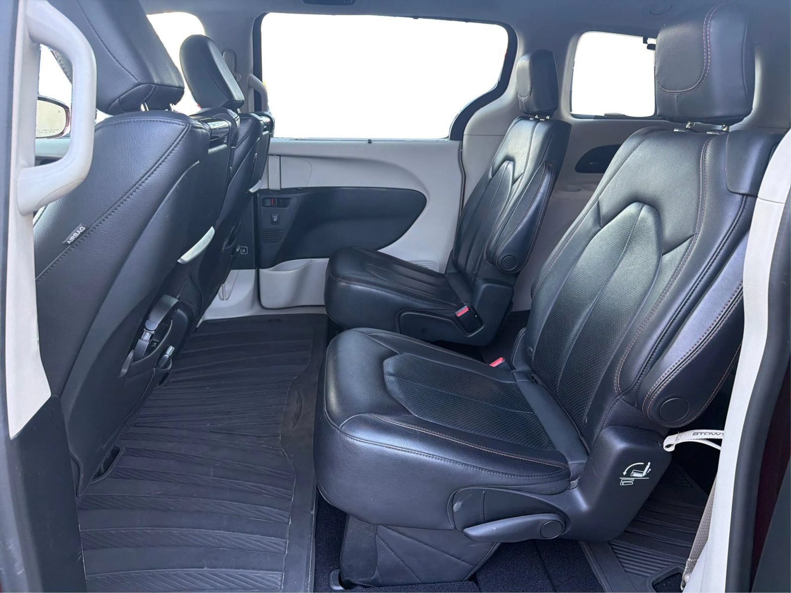 Used 2018 Chrysler Pacifica Touring-L Plus FWD image 10