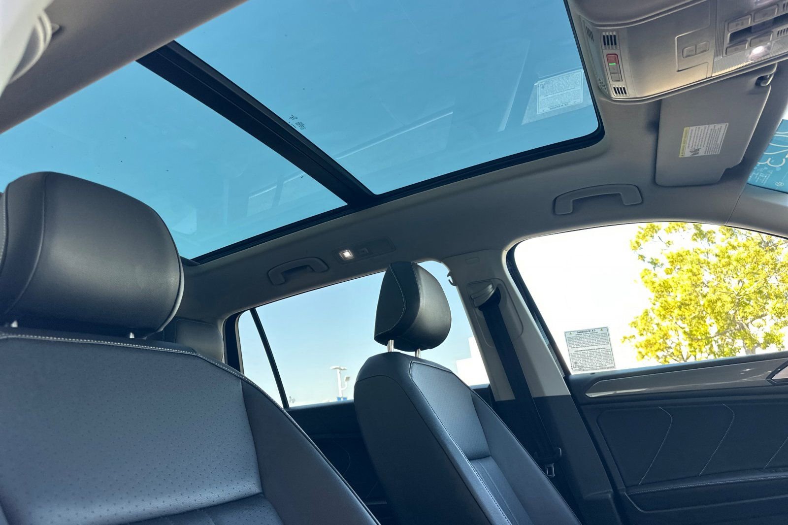 Used 2023 Volkswagen Tiguan SE w/ Panoramic Sunroof Package FWD image 18